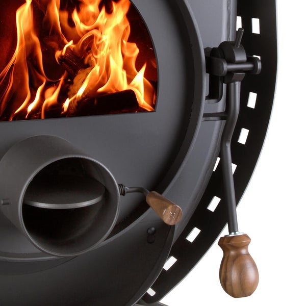 Detailansicht eines Kaminofens mit brennendem Feuer im Inneren