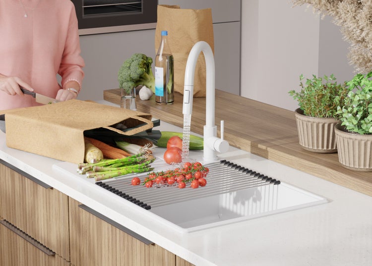 Küchenszene mit frischem Gemüse, Spüle mit Abtropfgestell und Armatur