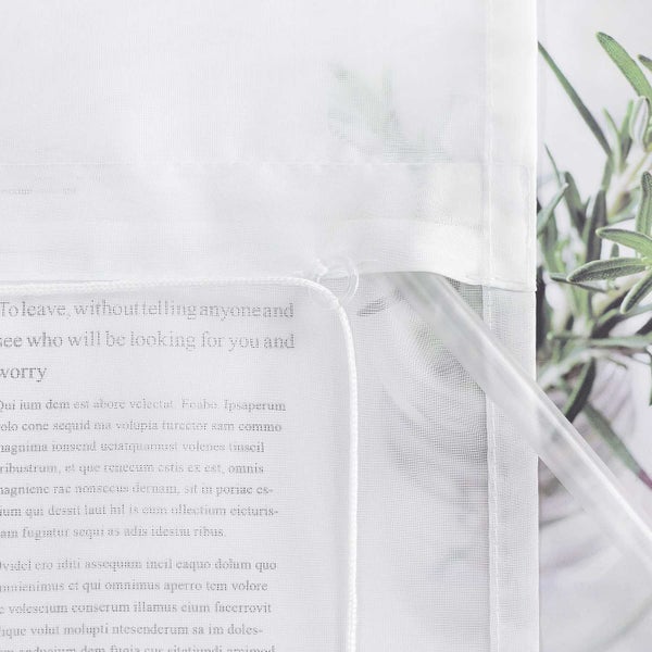 Transparenter Vorhang mit aufgedrucktem Text