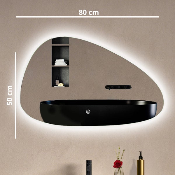 Organisch geformter Badezimmerspiegel mit LED Beleuchtung, Maße 80 mal 50 Zentimeter, mit Touch Schalter.