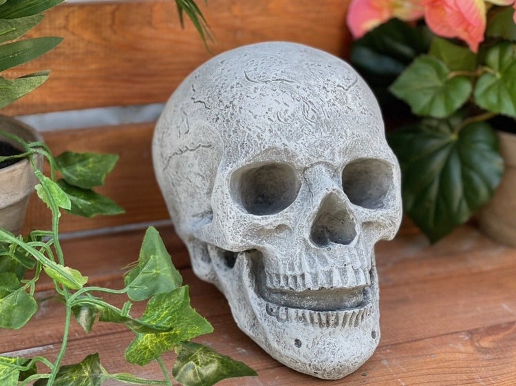 Dekorativer Totenkopf aus Steinoptik für Haus und Garten
