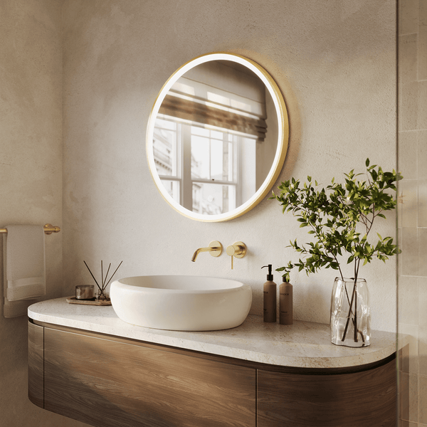 Modernes Badezimmer mit rundem LED Spiegel über einem Aufsatzwaschbecken und einem wandhängenden Waschtisch aus Holz mit Steinplatte.