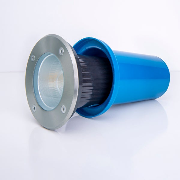 Bodeneinbaustrahler mit blauem Einbaugehäuse
