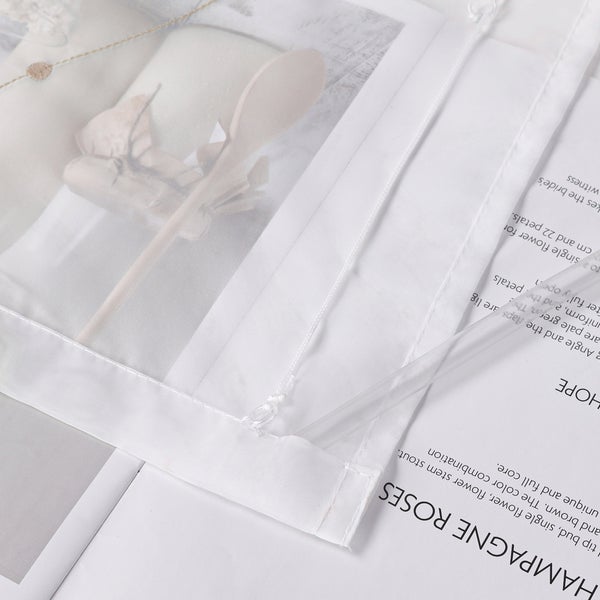 Detailaufnahme eines transparenten Stoffbeutels mit Kordelzug