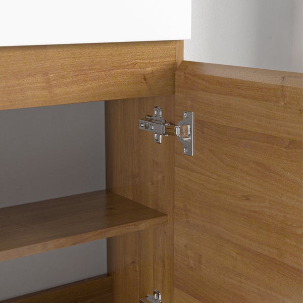 Detailansicht eines Badezimmerunterschranks in Holzoptik mit montiertem Topfscharnier an der geöffneten Tür.