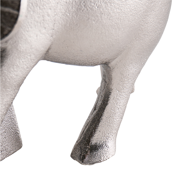 Nahaufnahme der Beine einer silbernen Dekofigur.