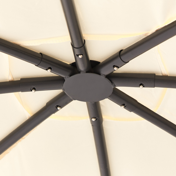 Gartenpavillon mit gewölbtem Stoffdach und dunklem Metallgestell.