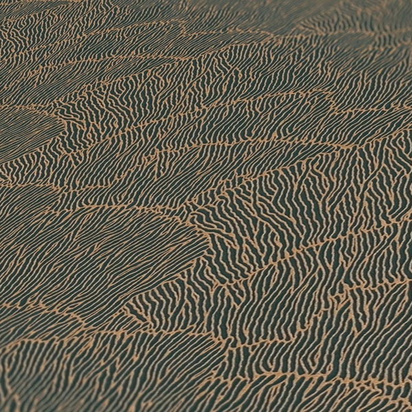 Handwerker schleift Holzrahmen mit Exzenterschleifer