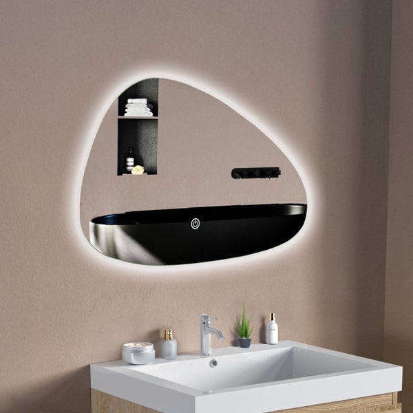 Organisch geformter Badezimmerspiegel mit LED Beleuchtung und Touch Sensor über einem Waschbecken mit Waschtischarmatur in einem modernen Bad.