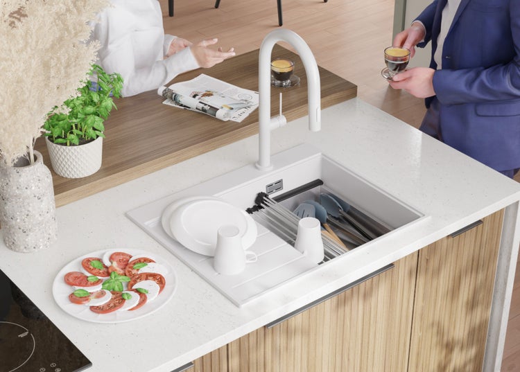 Küchenspüle mit Abtropfgestell, Geschirr und Armatur auf einer Küchentheke