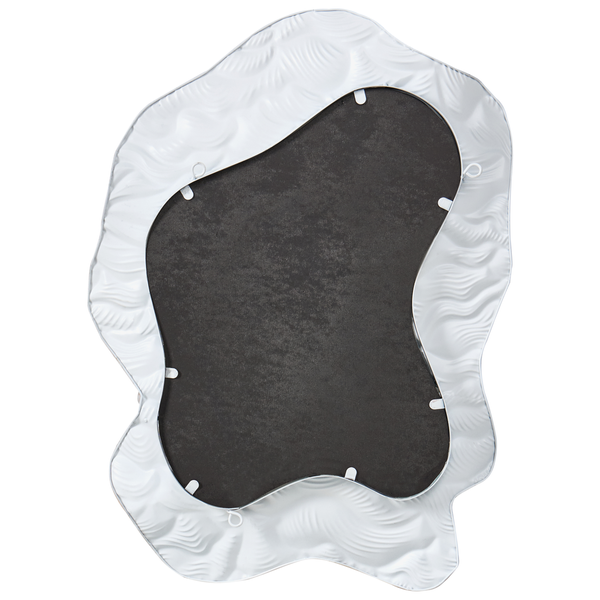 Rückseite eines unregelmäßig geformten Spiegels mit silberfarbenem Rahmen