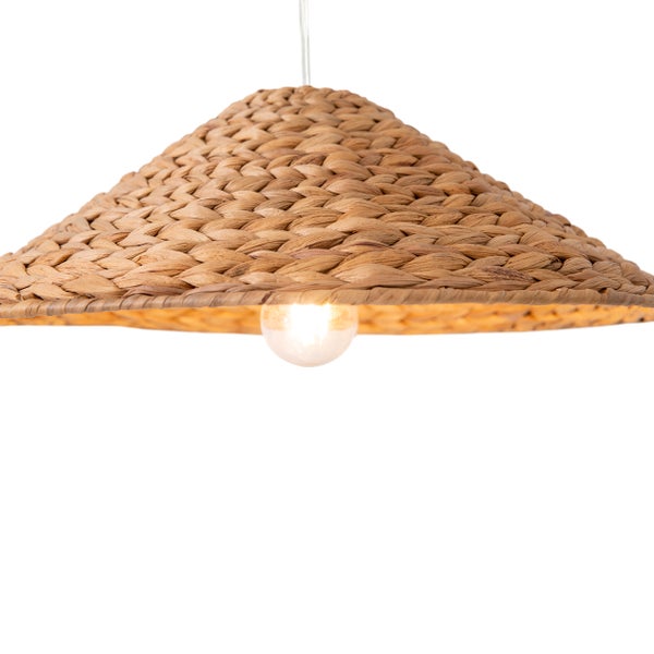 Esstisch mit Dekoration und Stühlen unter einer Hängelampe