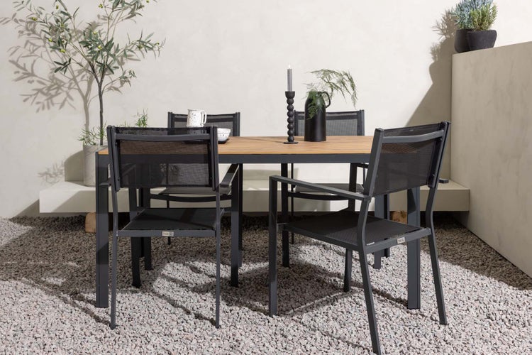 Gartensitzgruppe mit Tisch, Stühlen und Dekoration auf Kiesboden