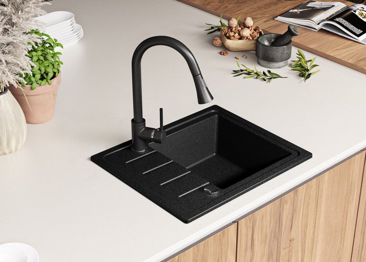 Schwarze Küchenspüle mit Armatur auf einer Arbeitsplatte