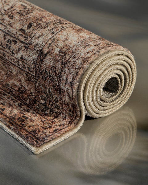 Zusammengerollter Teppich mit Vintage-Orientmuster und gekettelter Kante.