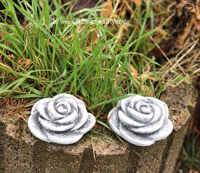 Zwei dekorative Rosenfiguren aus Stein für den Garten als wetterfeste Dekoration für Beete oder Wege.