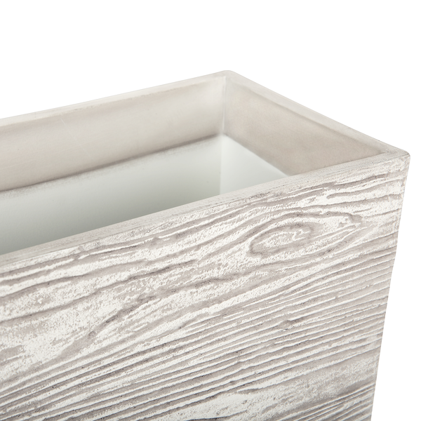 Drei Pflanzgefäße mit Pflanzen vor einer Hauswand