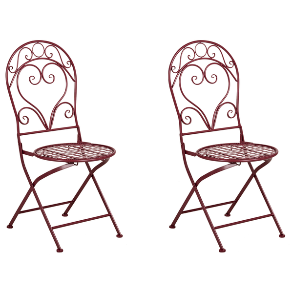 Zwei rote, zusammenklappbare Gartenstühle aus Metall.