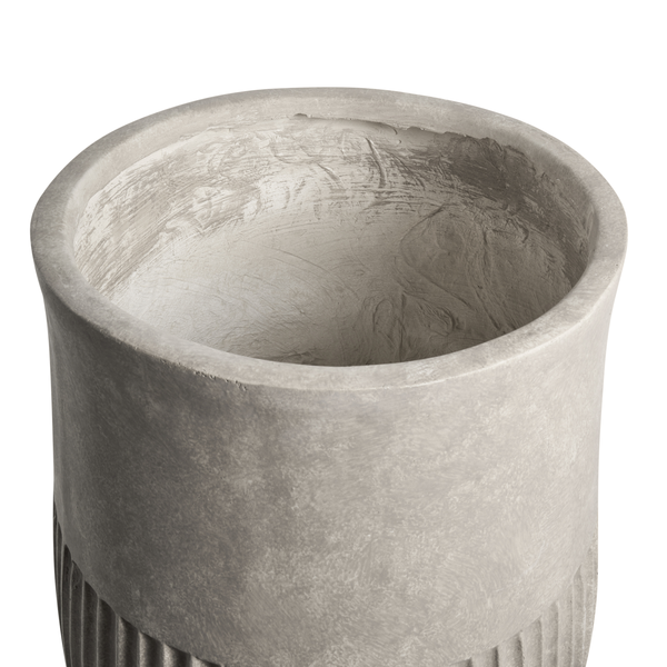 Unterseite eines Pflanzgefäßes aus Beton mit Füßen
