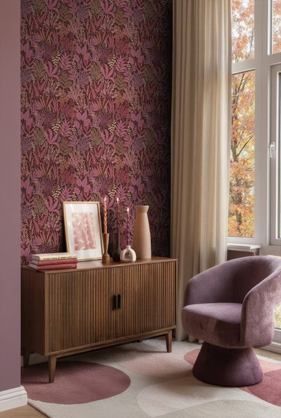 Einrichtungsidee mit Schrank, Sessel und floraler Tapete für ein stilvolles Interieur