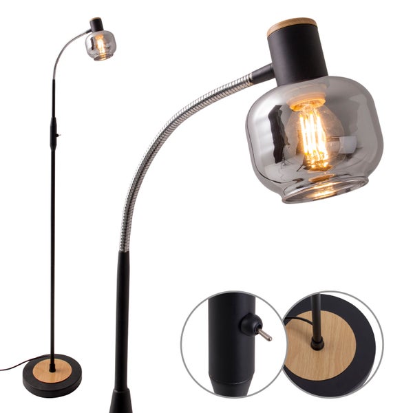 Wohnzimmer mit Sofa, Couchtisch, Stehlampe und Pendelleuchte