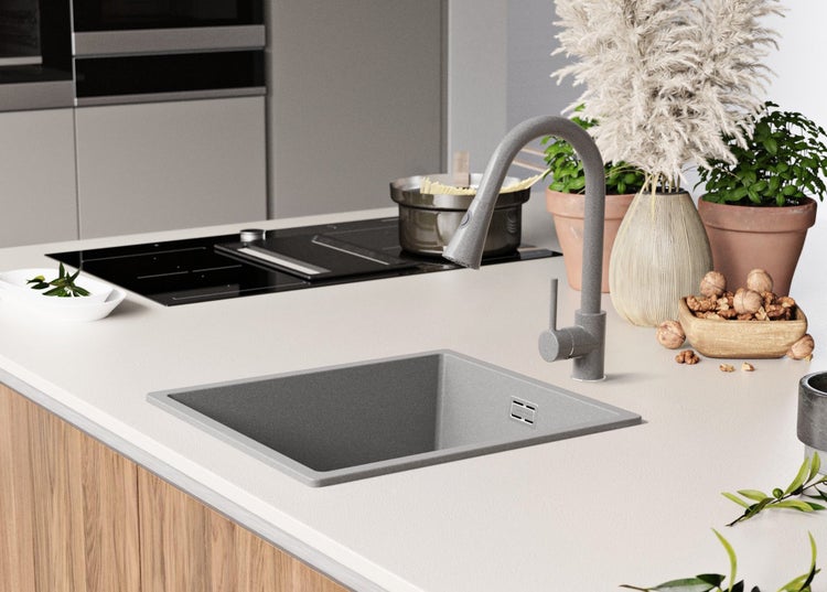 Küchenszene mit Spüle, Armatur und Kochfeld auf einer Arbeitsplatte