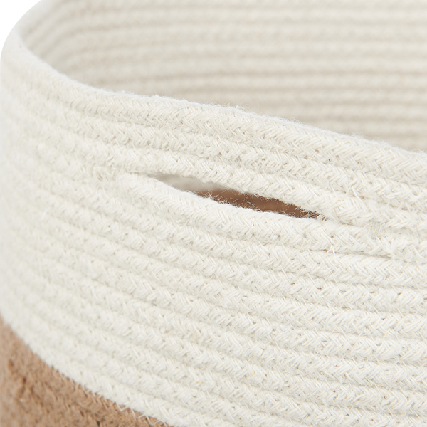 Nahaufnahme eines Korbes aus Baumwolle und Jute