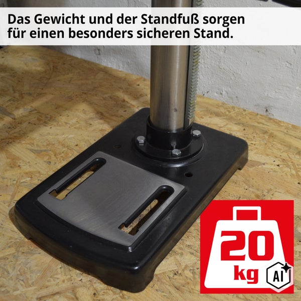 Massiver Standfuß einer Tischbohrmaschine mit Säule und zwanzig Kilogramm Gewicht für sicheren Stand.