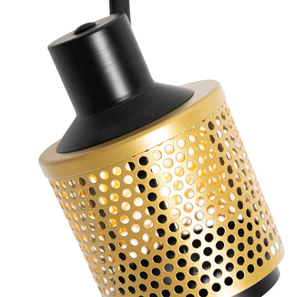 Detailansicht einer goldenen Lochmusterlampe