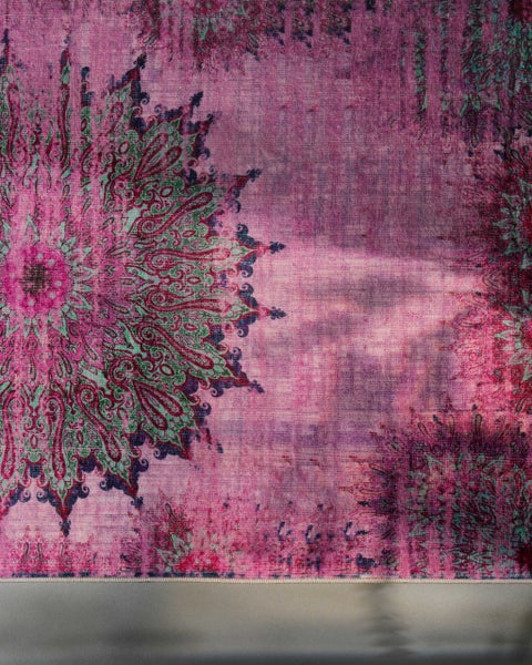 Nahaufnahme eines gewebten Teppichs mit orientalischem Muster, Vintage-Look und Mandala-Design.