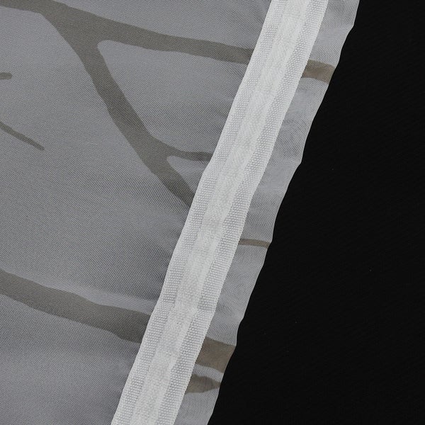 Detailaufnahme eines transparenten Vorhangs mit Muster und weißem Band