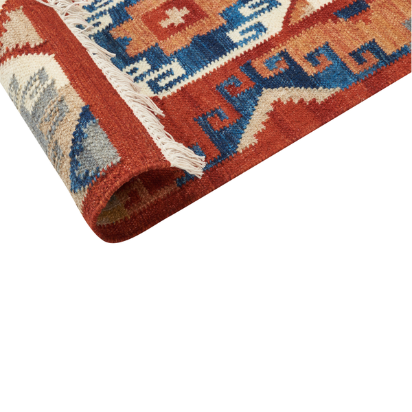 Dekorativer Teppich mit geometrischen Mustern und Fransen