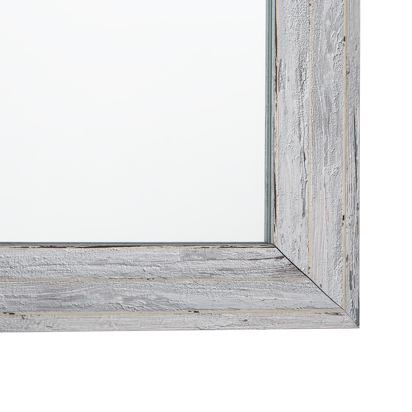 Detailansicht eines Spiegels mit Holzrahmen