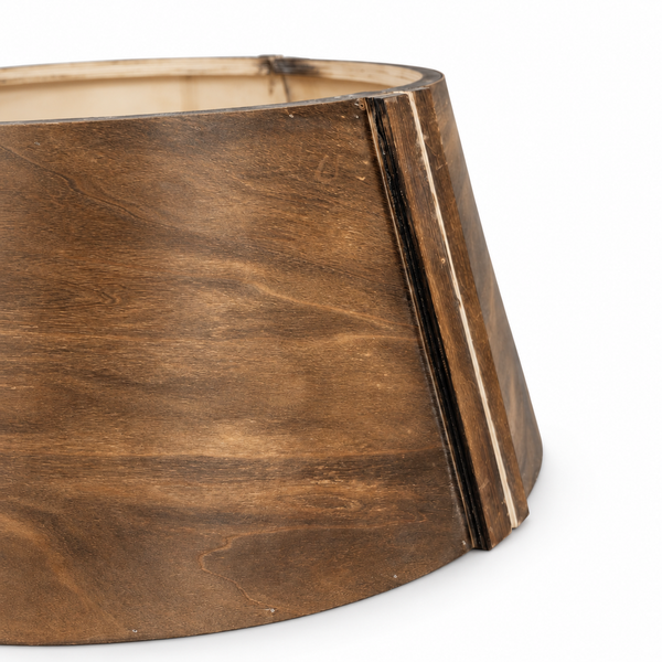 Lampenschirm aus Holz in konischer Form, rustikales Design für Innenbeleuchtung.