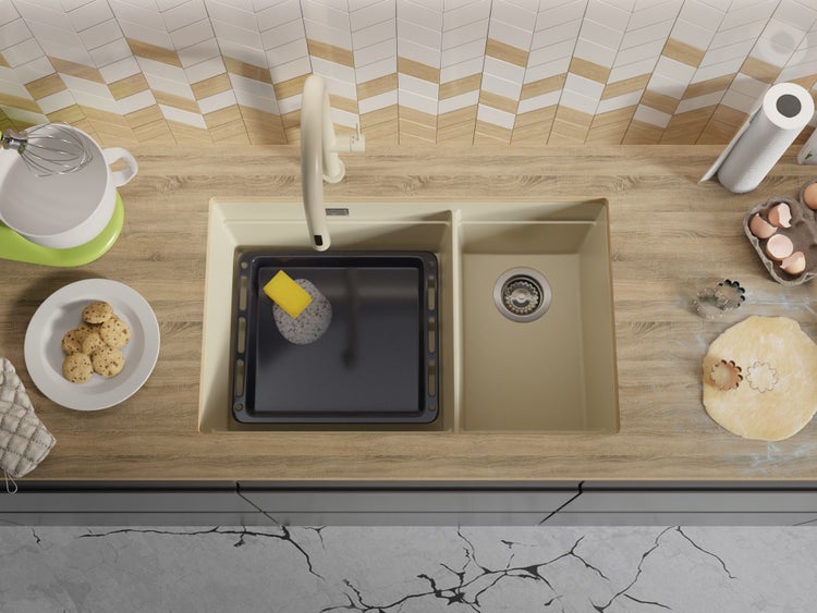 Küchenspüle mit Spülbecken, Abtropffläche und Armatur auf Küchentisch