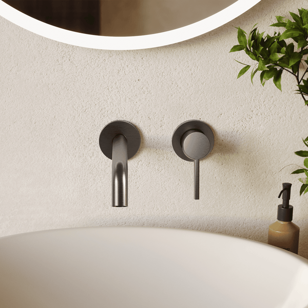 Moderne Unterputz Waschbeckenarmatur an einer Wand montiert über einem Aufsatzwaschbecken im Badezimmer.