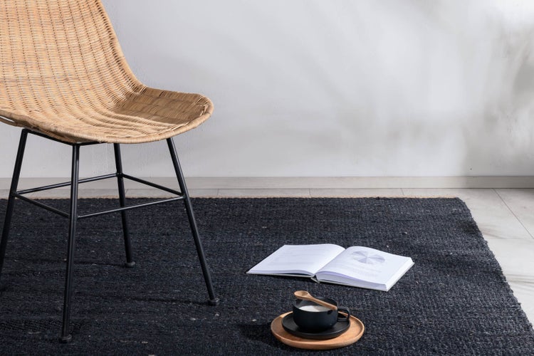 Detailaufnahme einer Tischplatte aus Holzlatten