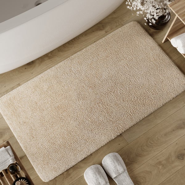 Hochflor-Teppich in Beige mit einer Detailansicht der weichen Fasern.