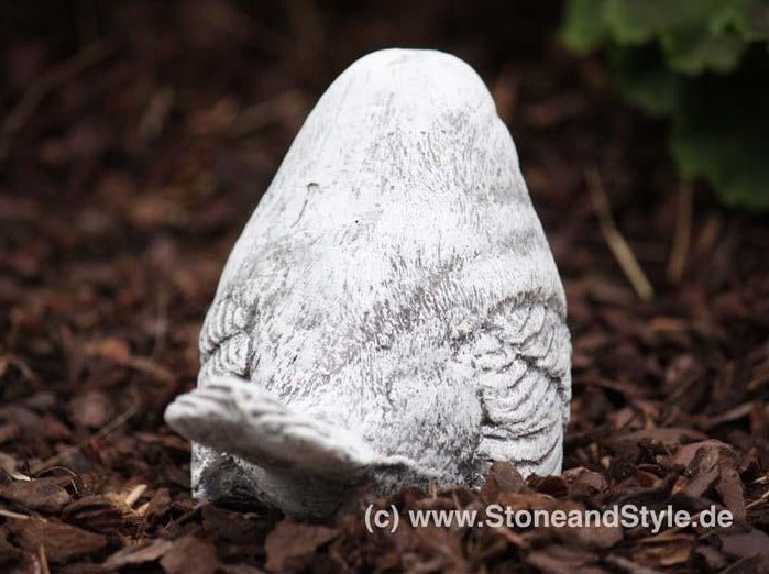 Dekorative Gartenfigur Vogel aus Steinguss in naturnaher Gestaltung als Dekoration für den Garten