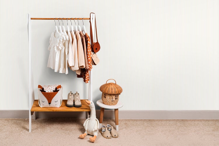 Kinderzimmer mit Kleiderständer, Spielzeug und Accessoires