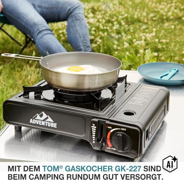 Camping Gaskocher GK 227 mit Pfanne und Spiegelei auf einem Tisch im Freien.
