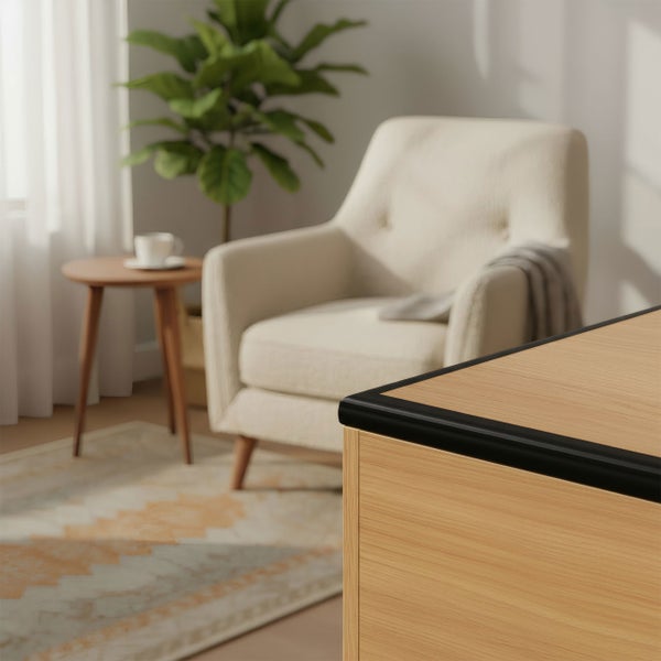 Wohnzimmer mit Sessel, Beistelltisch und Kommode