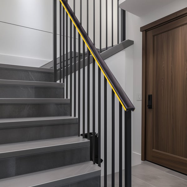 Treppe mit Geländer und dunklen Stufen