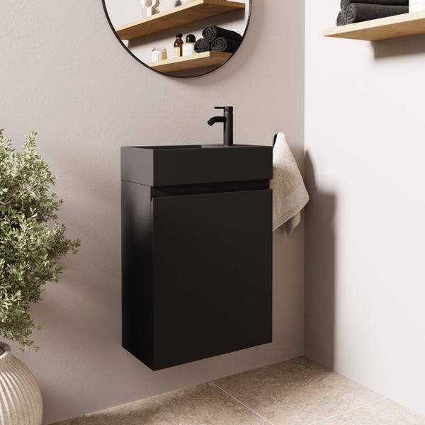 Modernes wandhängendes Waschbecken mit Unterschrank in einem minimalistischen Badezimmer mit Spiegel und Holzregal.