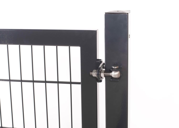 Detailansicht eines Gartentors mit Torpfosten und Torband