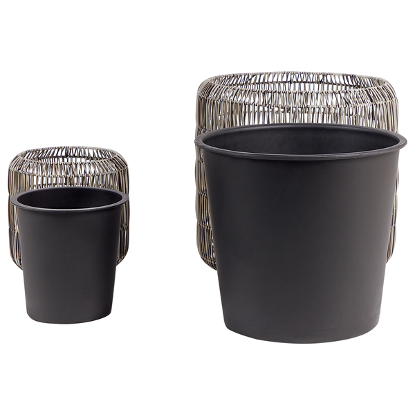 Zwei Pflanzgefäße mit dekorativer Umrandung