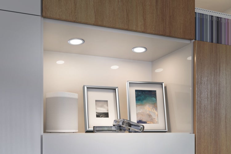 Moderne Regalbeleuchtung mit zwei in einen Einbauschrank integrierten LED Einbaustrahlern zur dekorativen Akzentbeleuchtung von Wohnraummöbeln.