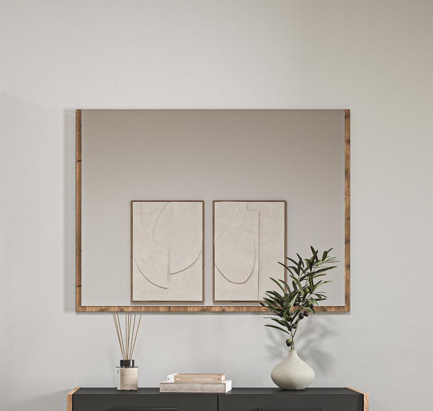 Dekoratives Wandspiegel mit Holzrahmen über einer Kommode mit Dekoration