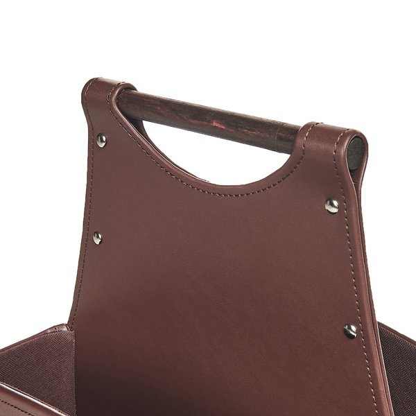 Detailansicht eines braunen Zeitschriftenständers aus Leder mit Holzgriff