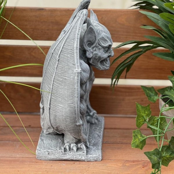 Wasserspeier Gartenfigur aus Kunststein in stehender Position mit ausgeprägten Flügeln als dekoratives Element für den Außenbereich